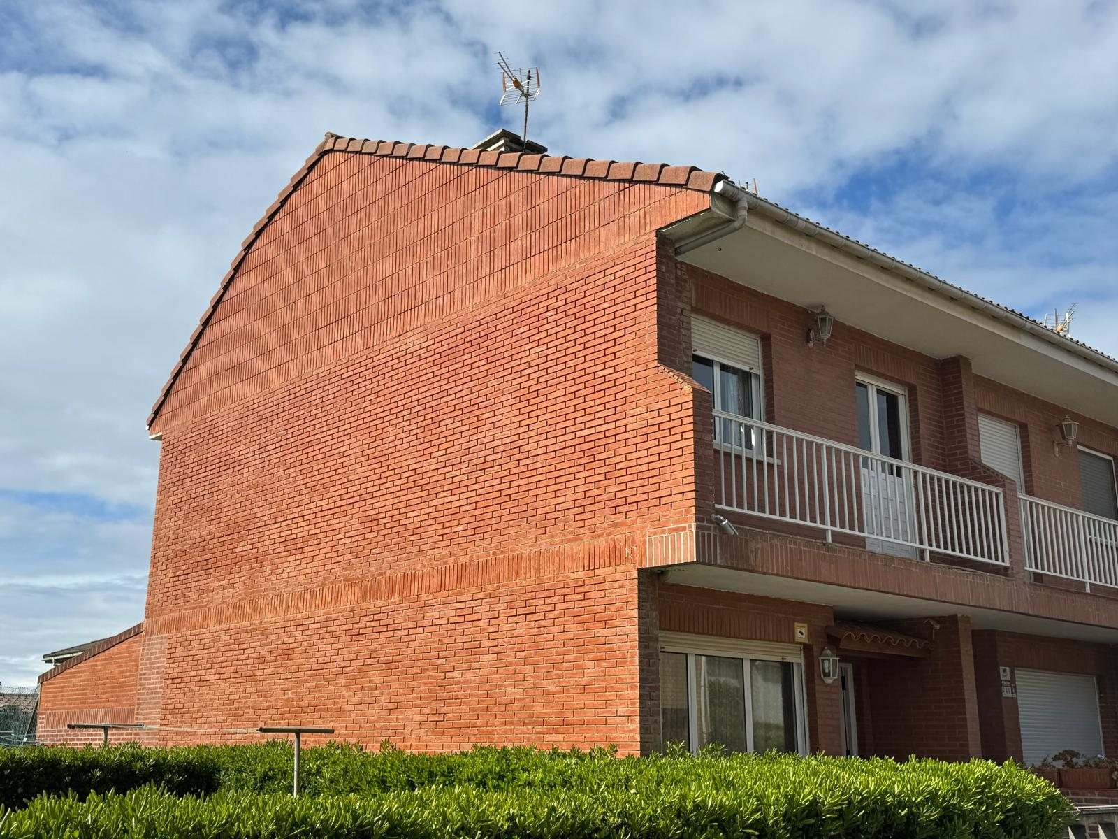 Fachada de ladrillo visto de la casa adosada antes de colocar el SATE