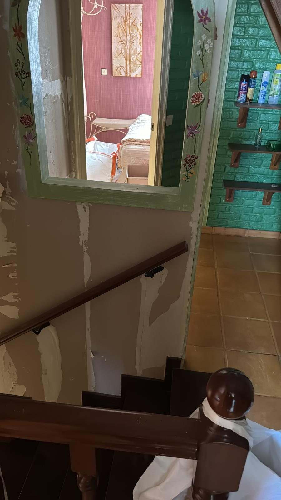 Hueco de escalera con las paredes a medio sanear