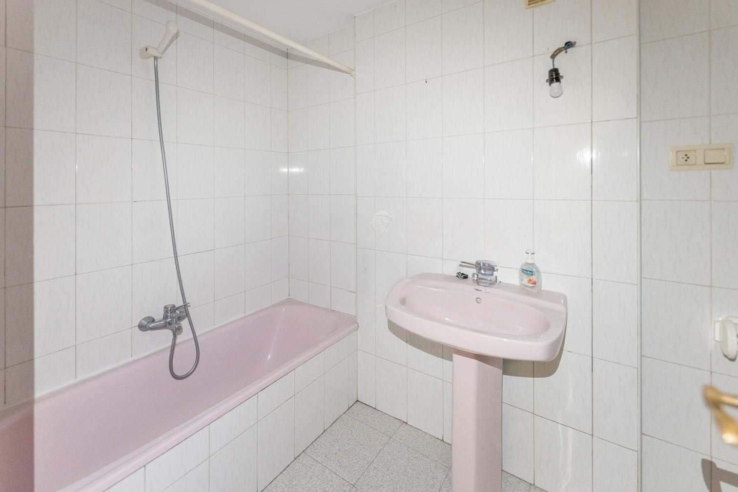 Segundo baño con bañera y lavabo rosas y alicatado blanco